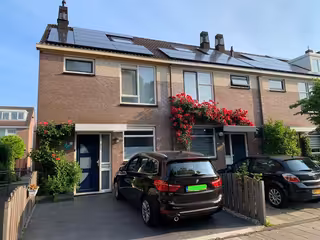 Corner house with garden and driveway in Leiderdorp