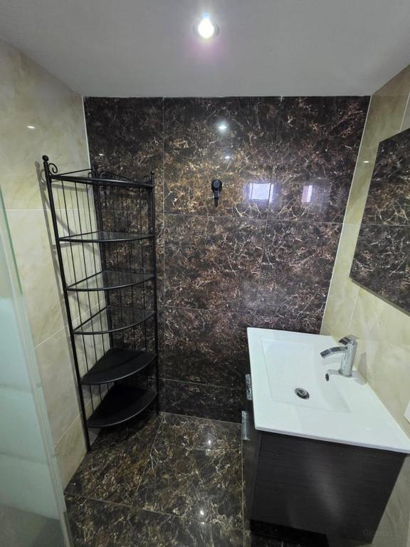 Apartment with Garden in Quiet Lombok - Image 14