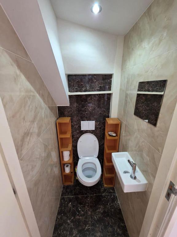 Apartment with Garden in Quiet Lombok - Image 17