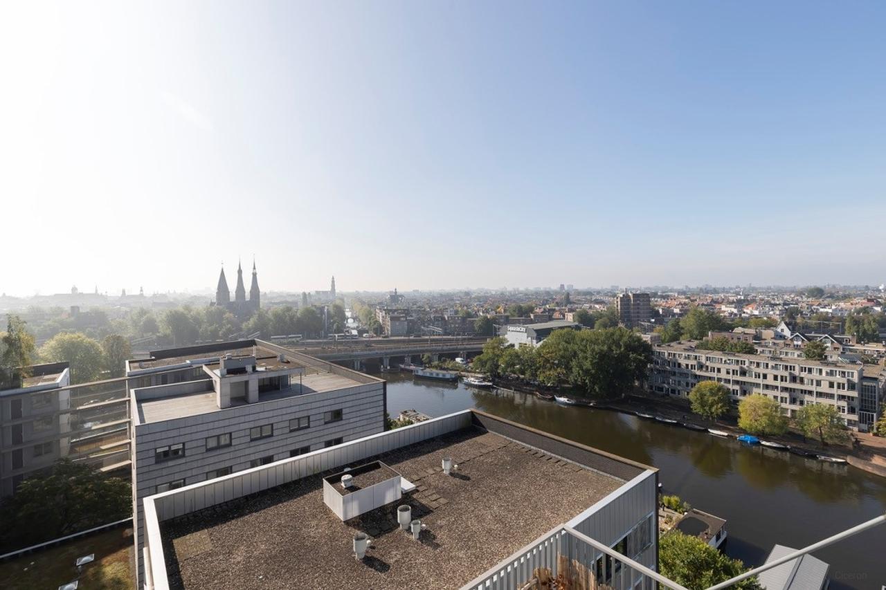 Penthouse with 70 m² Roof Terrace - Image 10