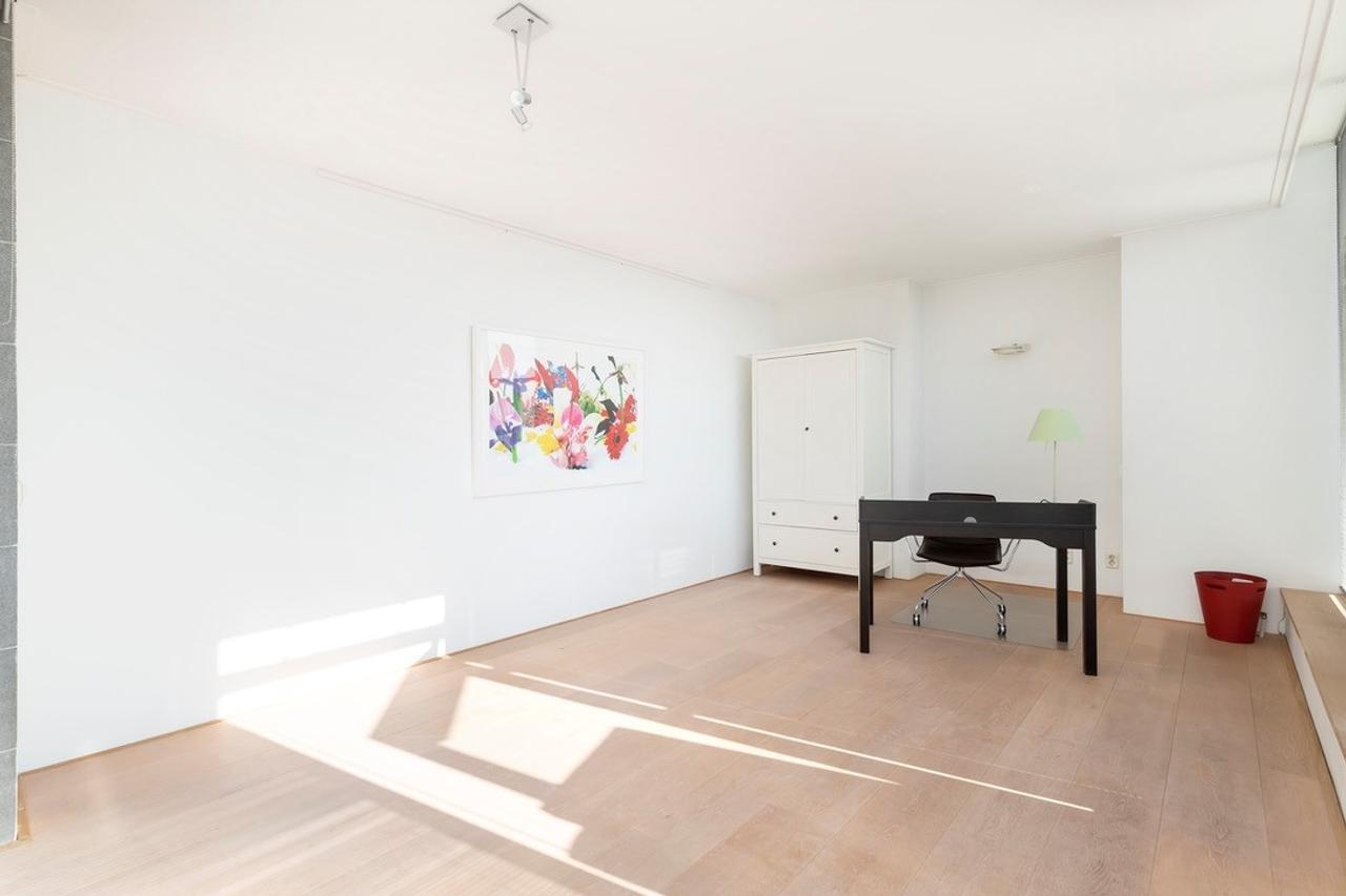 Penthouse with 70 m² Roof Terrace - Image 14