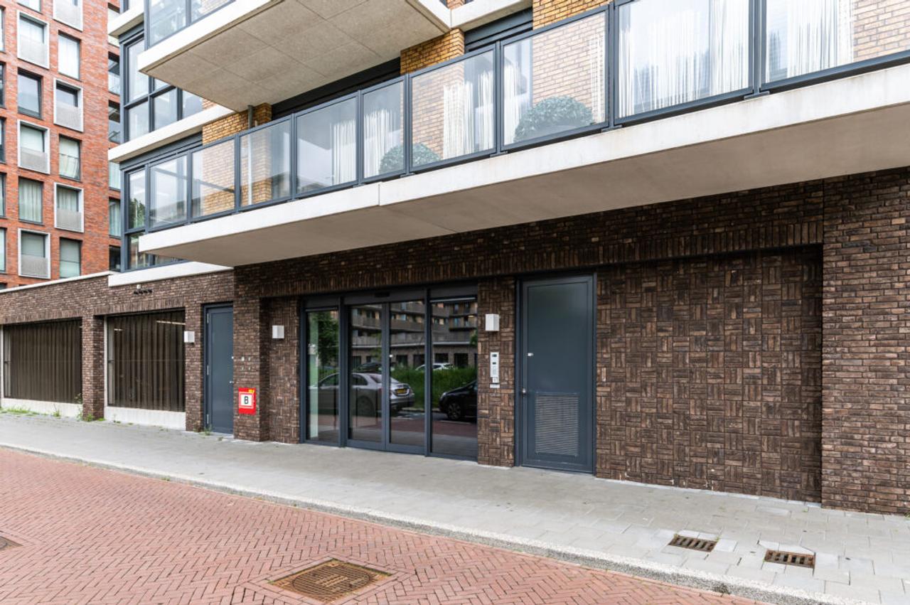 2-bedroom apartment with terrace - Image 3