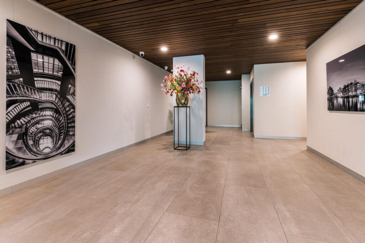 2-bedroom apartment with terrace - Image 4