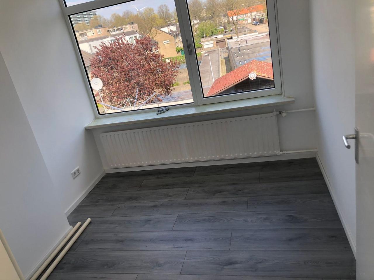 Studio with bedroom and roof terrace - Image 4