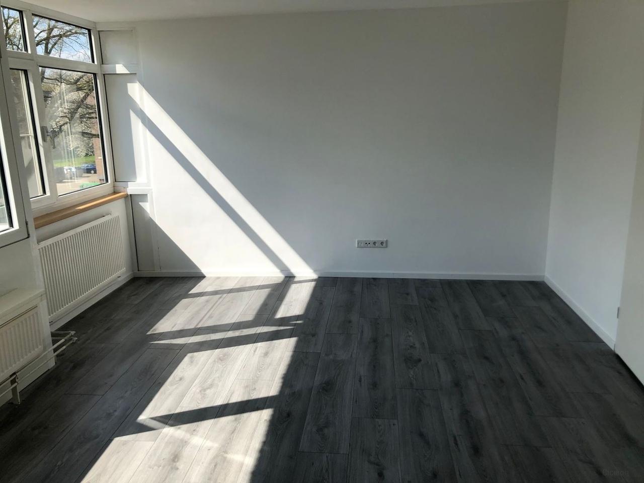 Studio with bedroom and roof terrace - Image 11