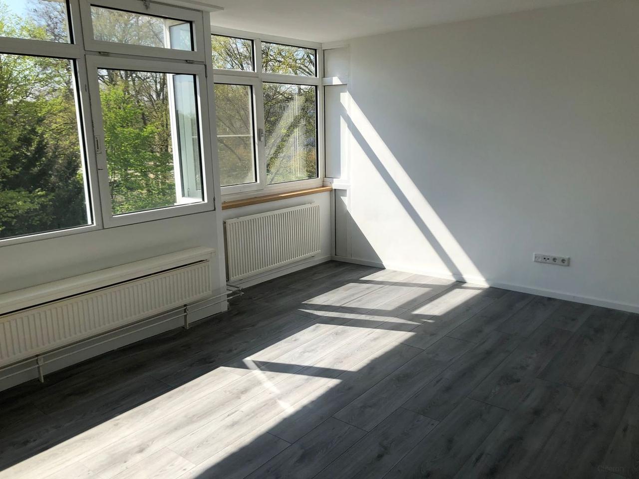 Studio with bedroom and roof terrace - Image 12