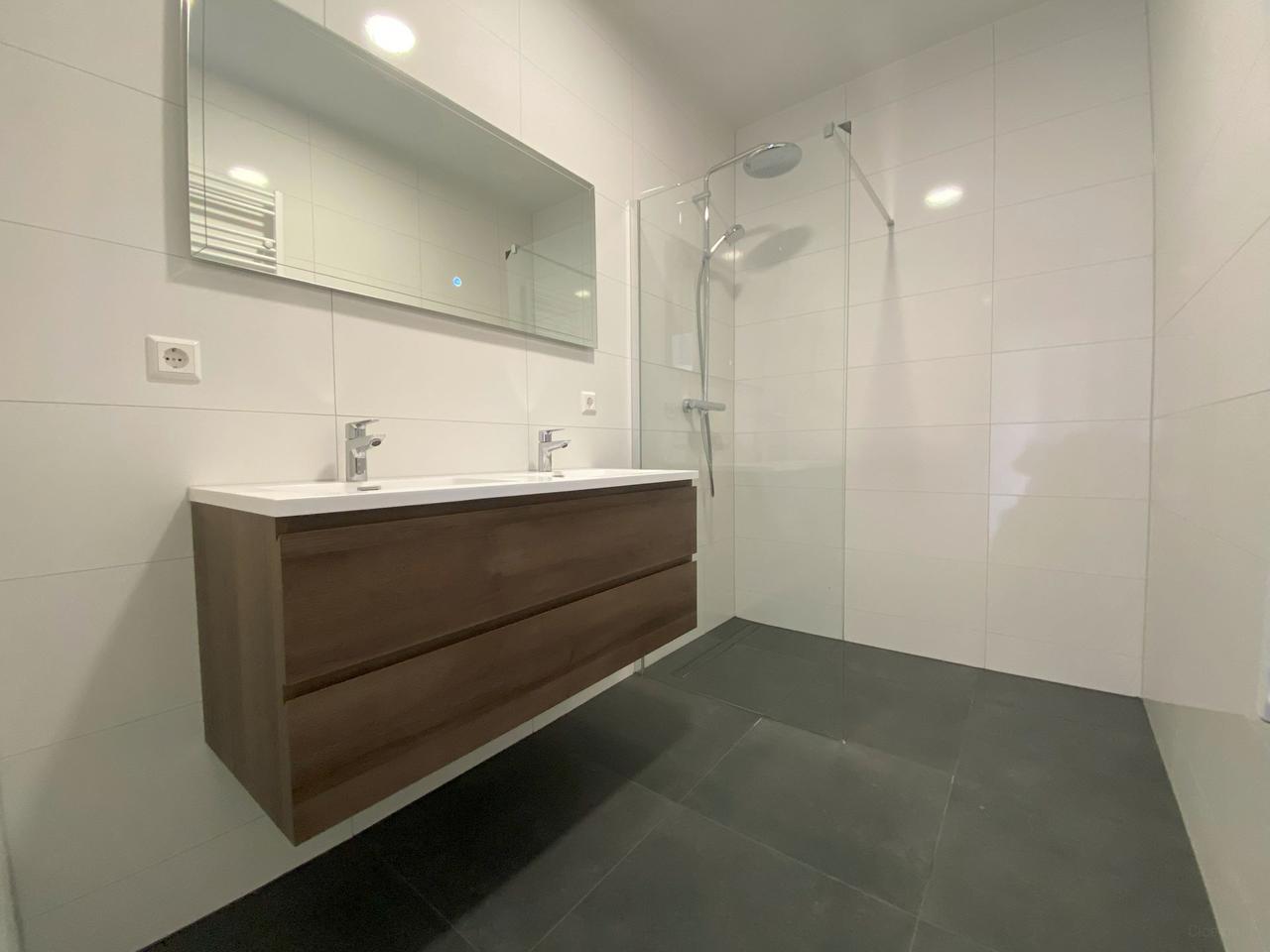Volledig gerenoveerd 4-kamerappartement - Afbeelding 11