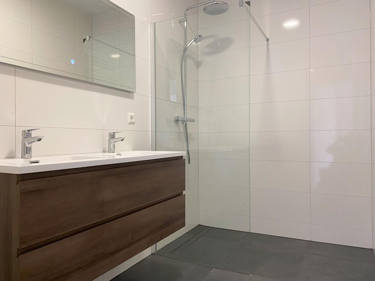 Volledig gerenoveerd 4-kamerappartement - Afbeelding 13