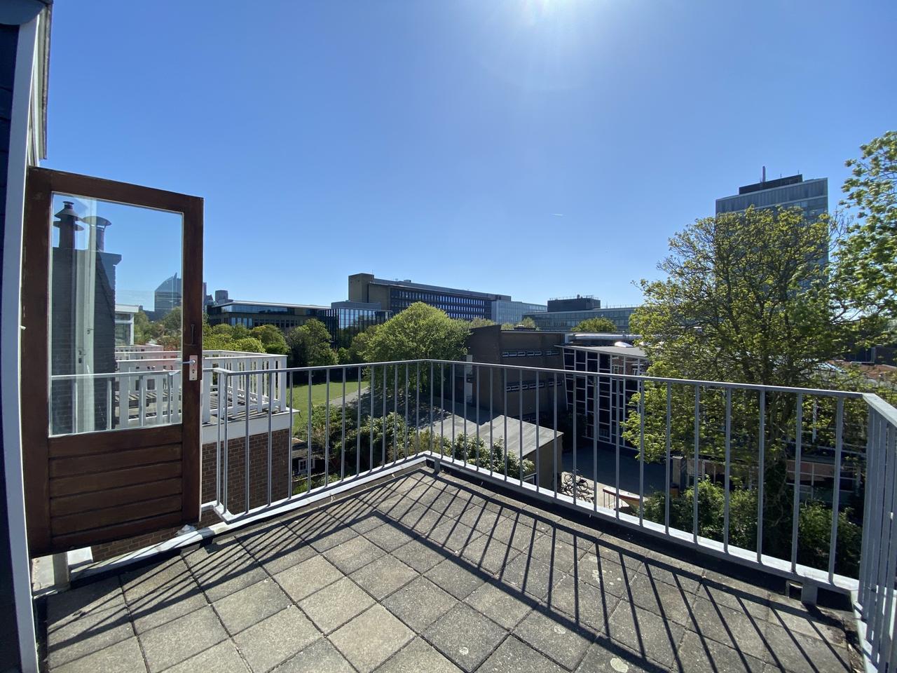 Furnished 2-room apartment with roof terrace - Image 1