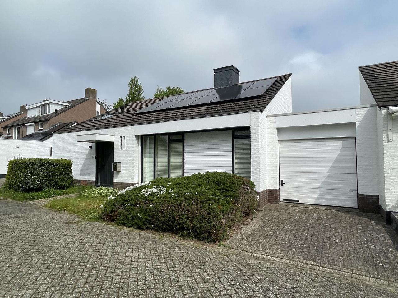 Hoekwoning met tuin en garage - Afbeelding 1