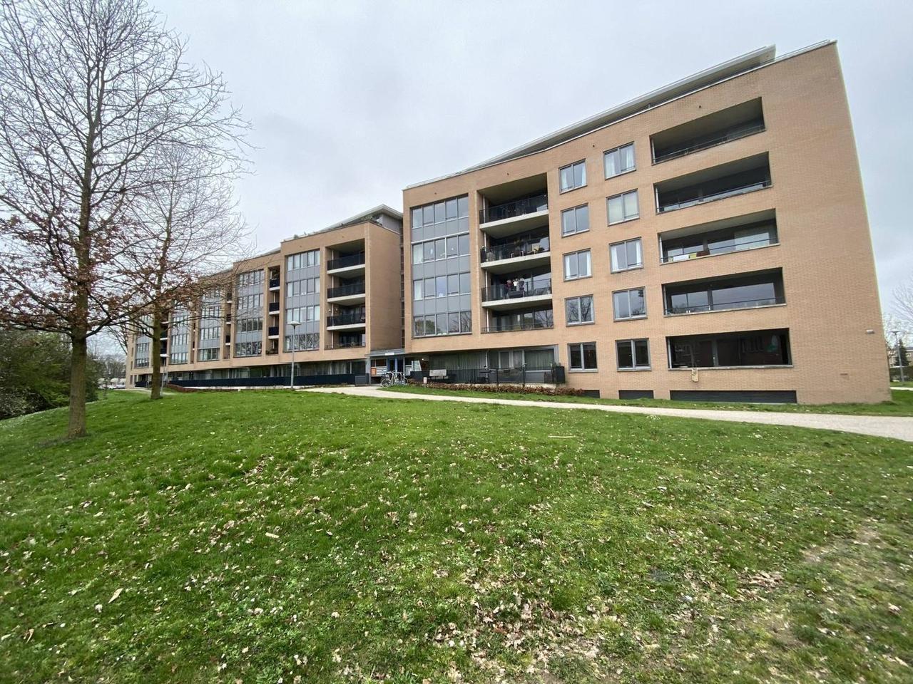 110 m2 met lift en balkon in Zuilen - Afbeelding 1
