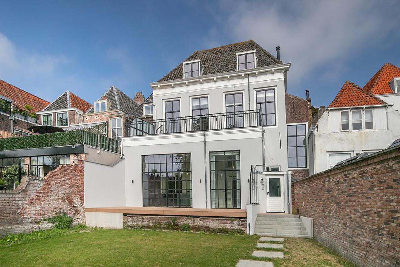 Monumental Apartment with Terrace on the Dam - Image 1