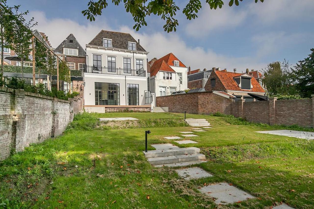Monumental Apartment with Terrace on the Dam - Image 7