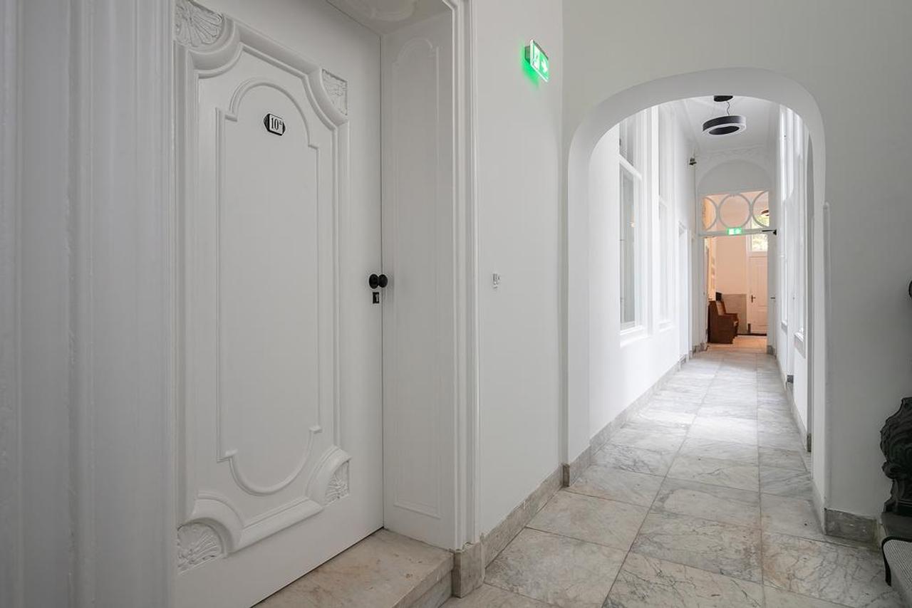 Monumental Apartment with Terrace on the Dam - Image 9