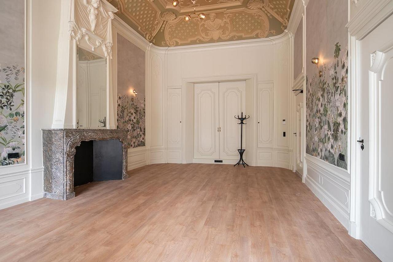 Monumental Apartment with Terrace on the Dam - Image 12