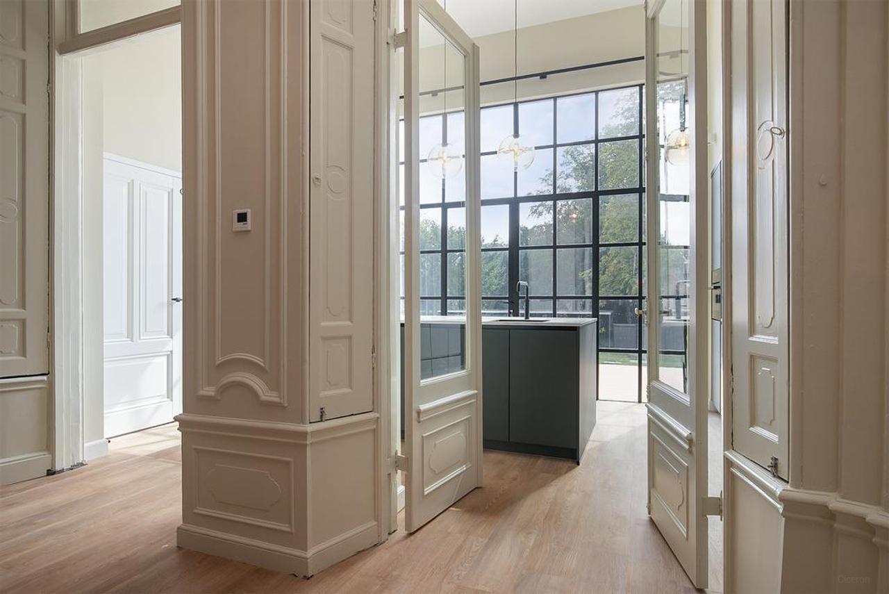 Monumental Apartment with Terrace on the Dam - Image 14
