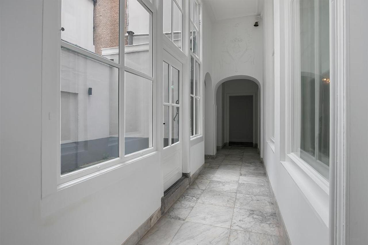 Monumental Apartment with Terrace on the Dam - Image 30
