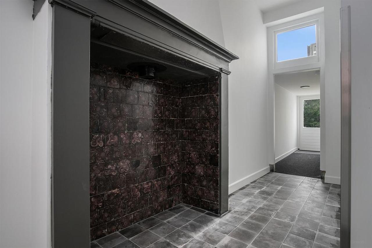 Monumental Apartment with Terrace on the Dam - Image 34