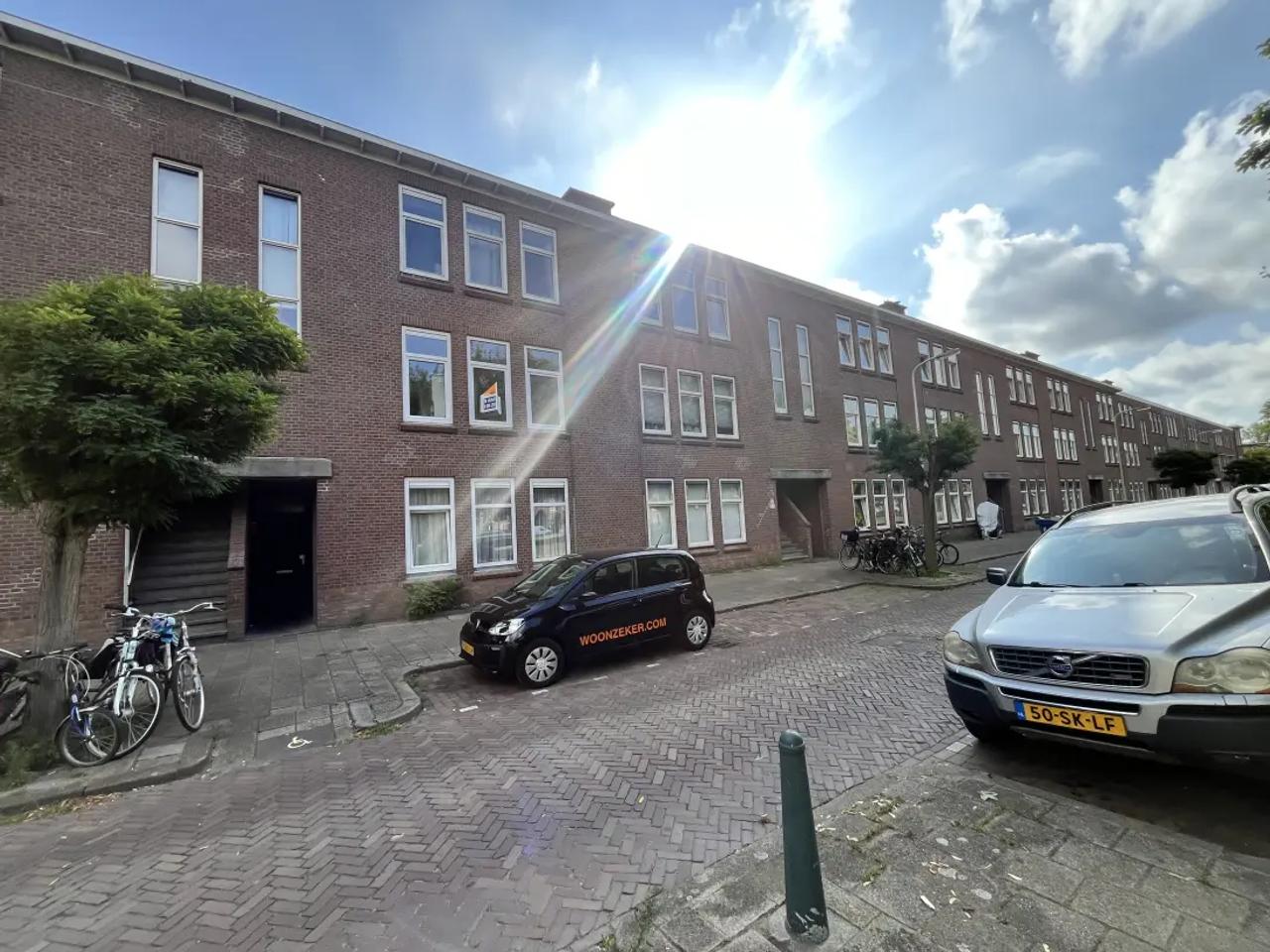 Studentenkamer met balkon in Den Haag - Afbeelding 1