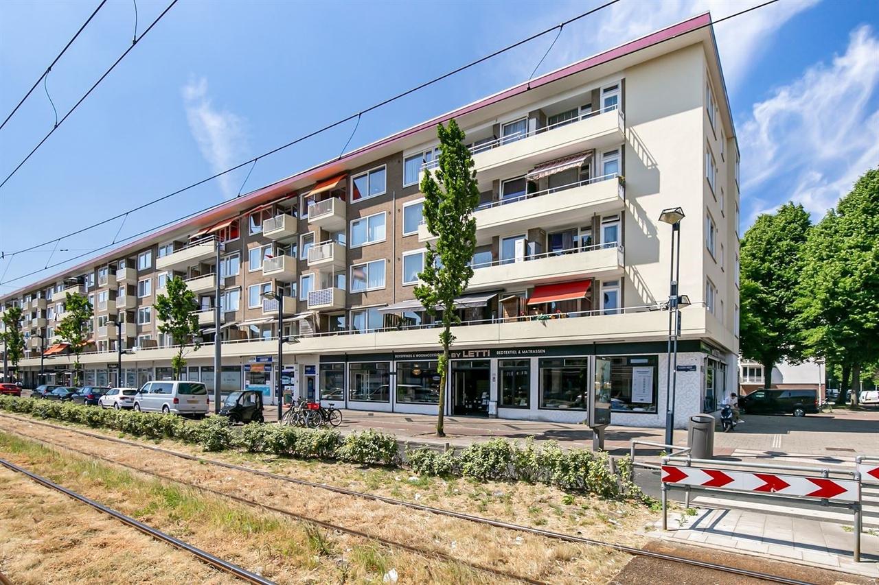 4-kamer appartement met balkon in Osdorp - Afbeelding 1