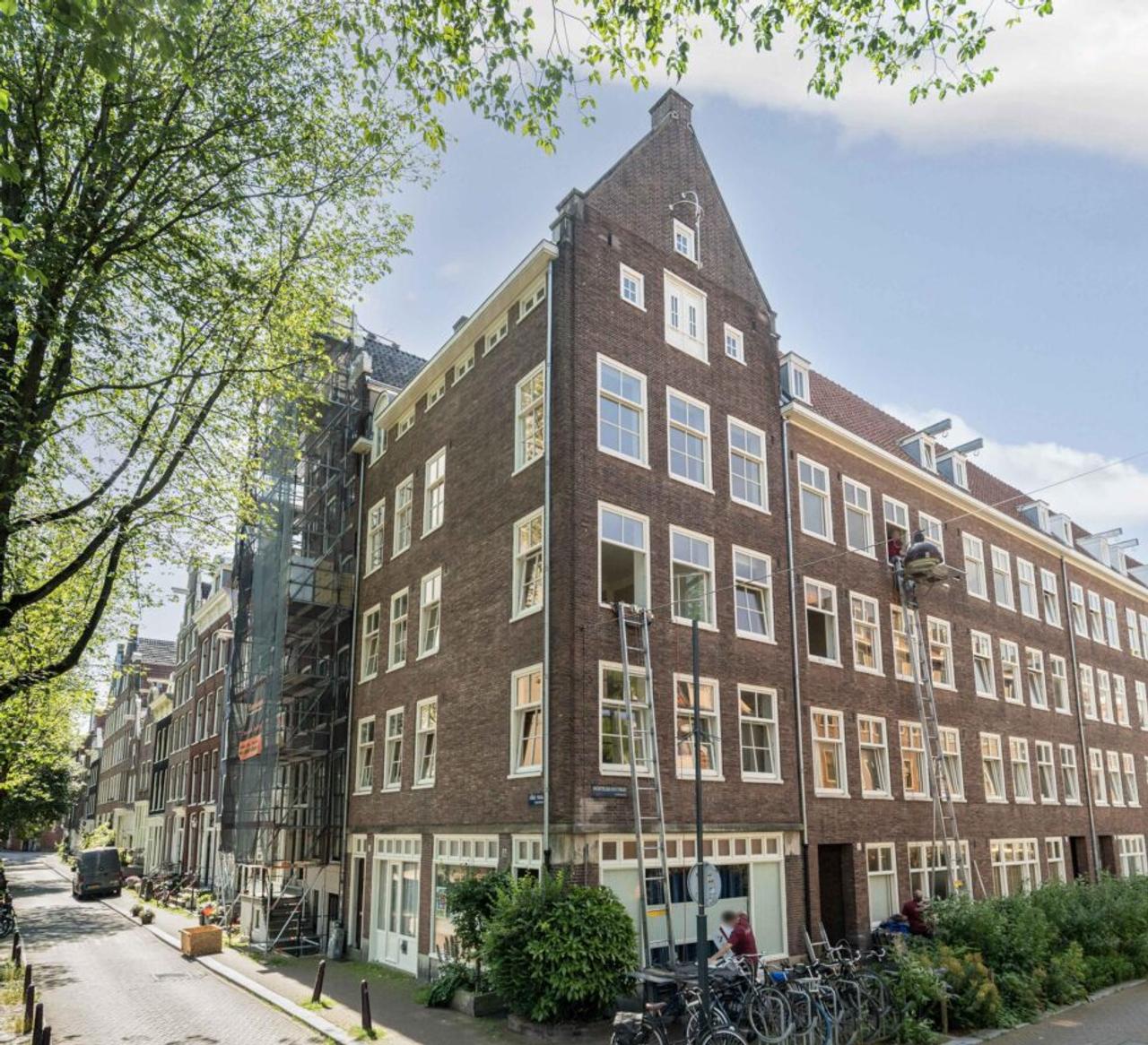 Three-story canal-side property with 4 bedrooms - Image 1