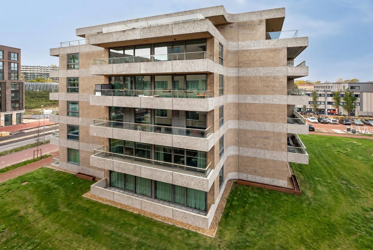 83 m² met groot balkon in Amsterdam-Noord - Afbeelding 1
