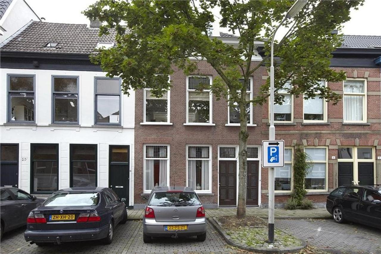 110 m² upper-floor apartment with large roof terrace - Image 1