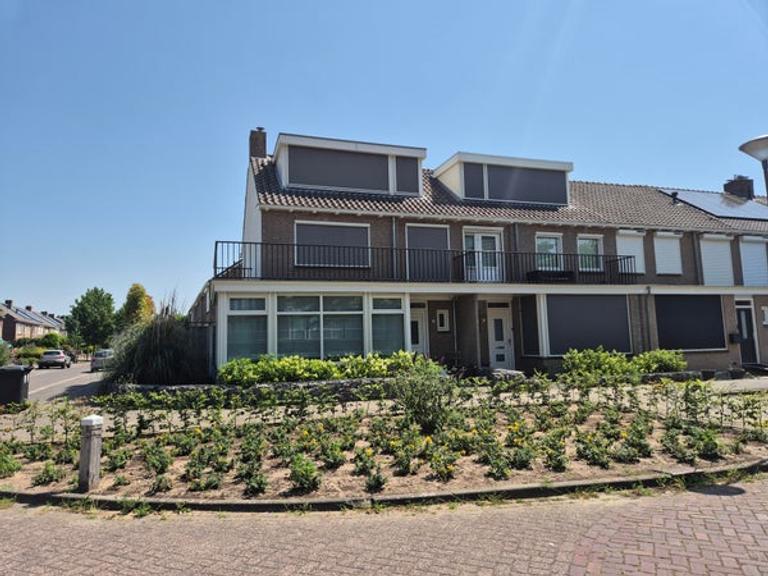 Hoekwoning met 5 slaapkamers en tuin - Afbeelding 1