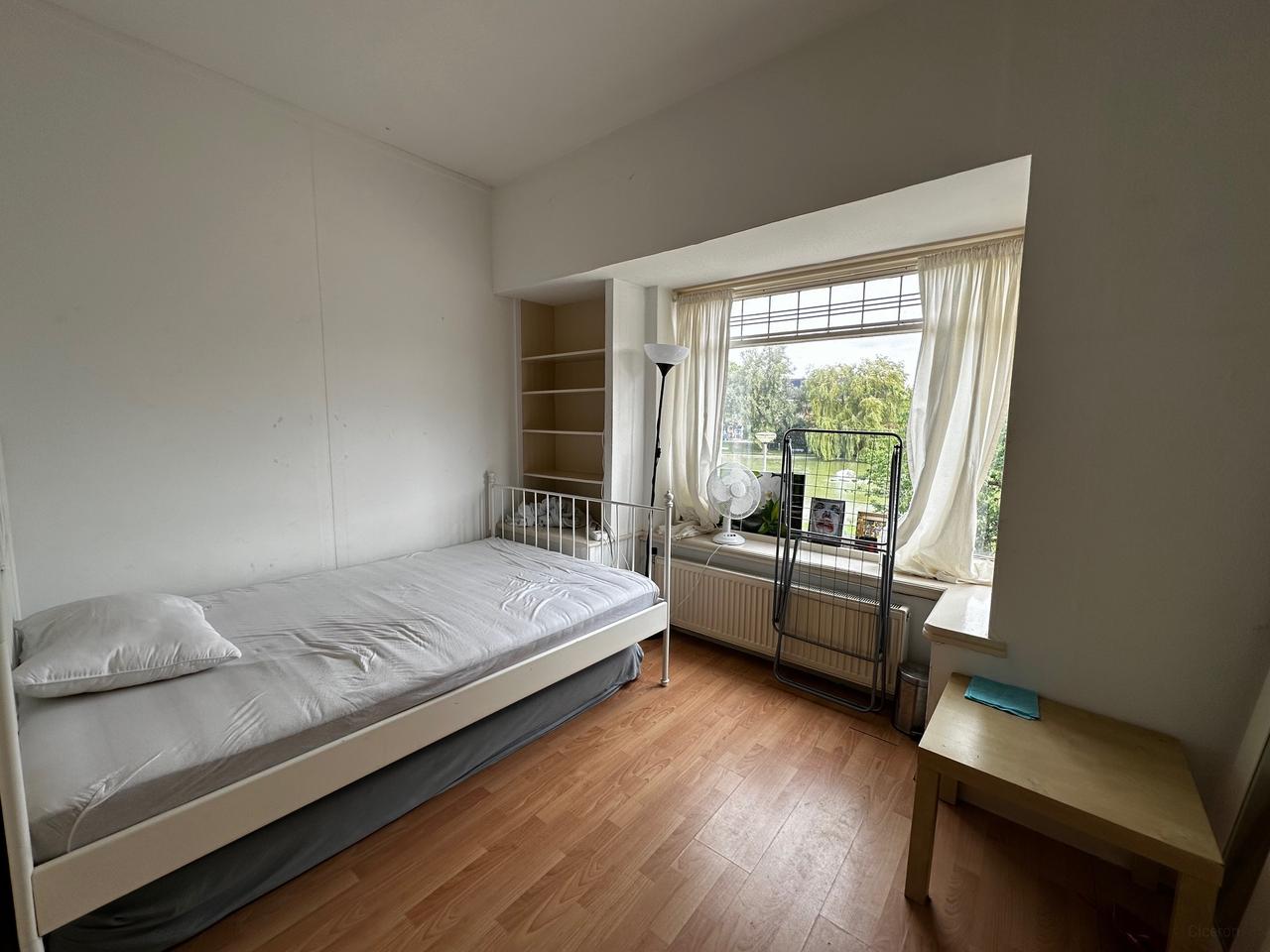 Studentenkamer met waterzicht - Afbeelding 1