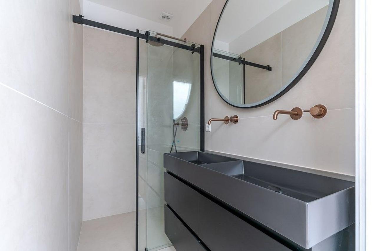 4-Bedroom Apartment in City Center - Image 21