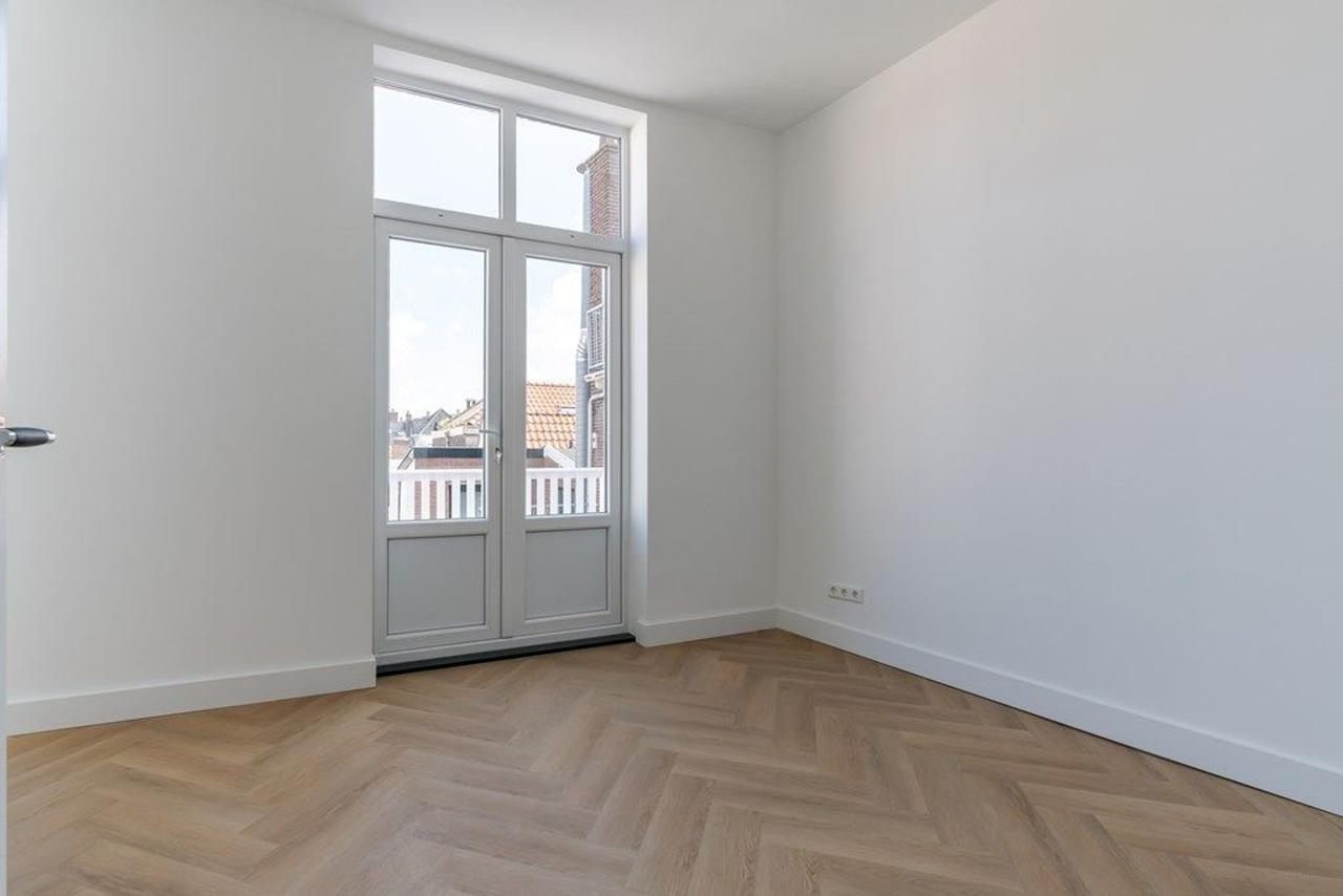 4-Bedroom Apartment in City Center - Image 23