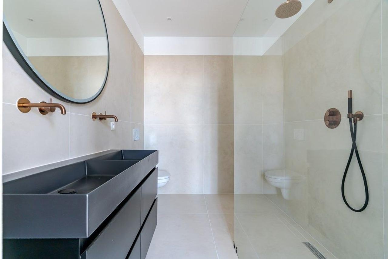 4-Bedroom Apartment in City Center - Image 25