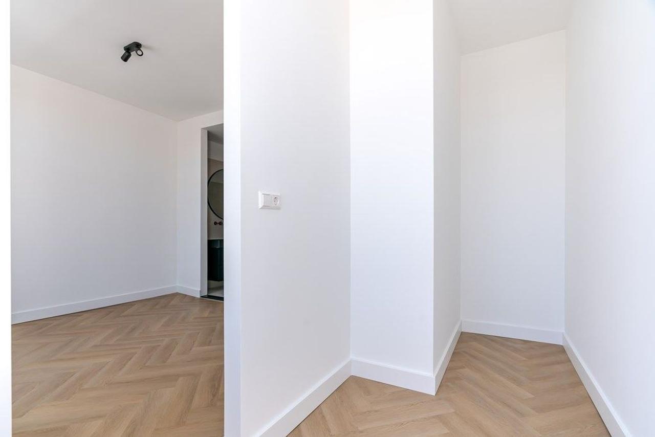 4-Bedroom Apartment in City Center - Image 29