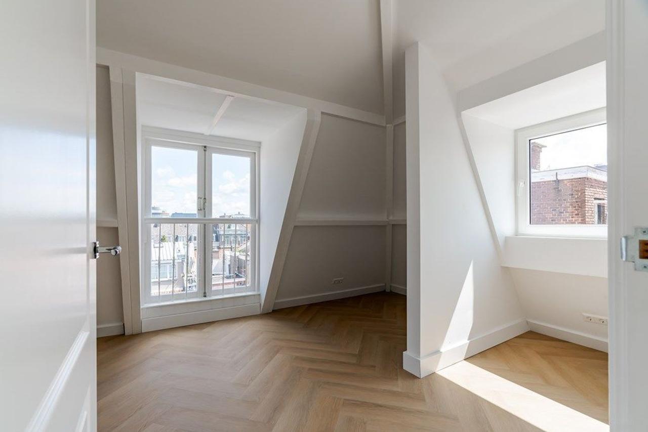 4-Bedroom Apartment in City Center - Image 33