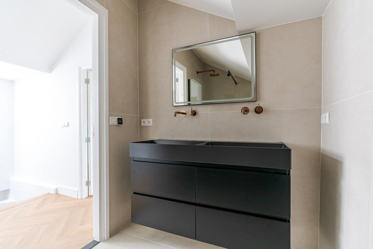 4-Bedroom Apartment in City Center - Image 37