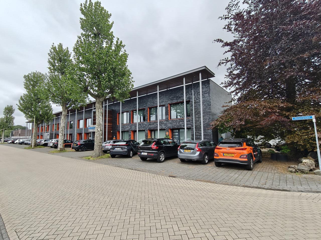 Spacious 308 m² home in Voldijn, ideal for sharing - Image 1