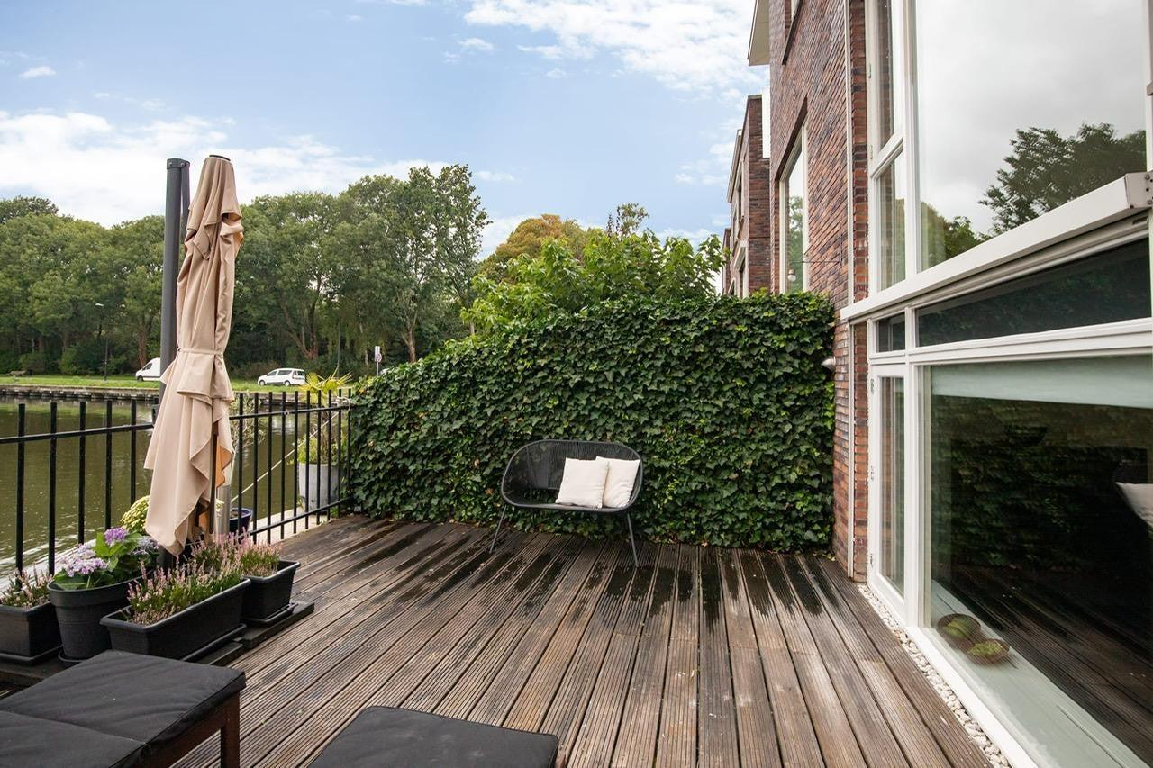 Herenhuis aan het water in Rijswijk - Afbeelding 1