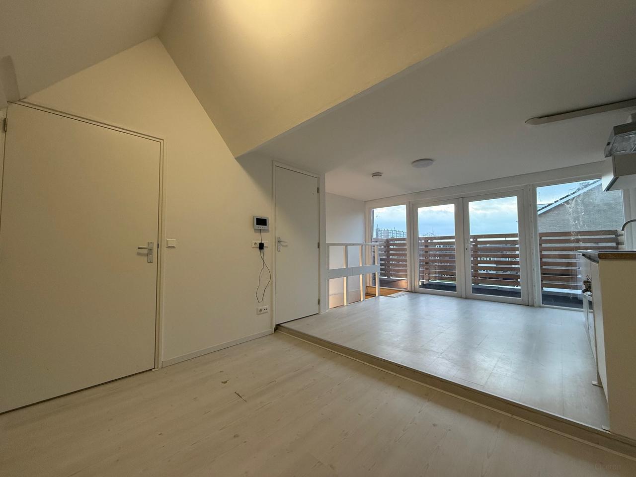 Lichte studio met grote ramen in Zeeheldenbuurt - Afbeelding 1