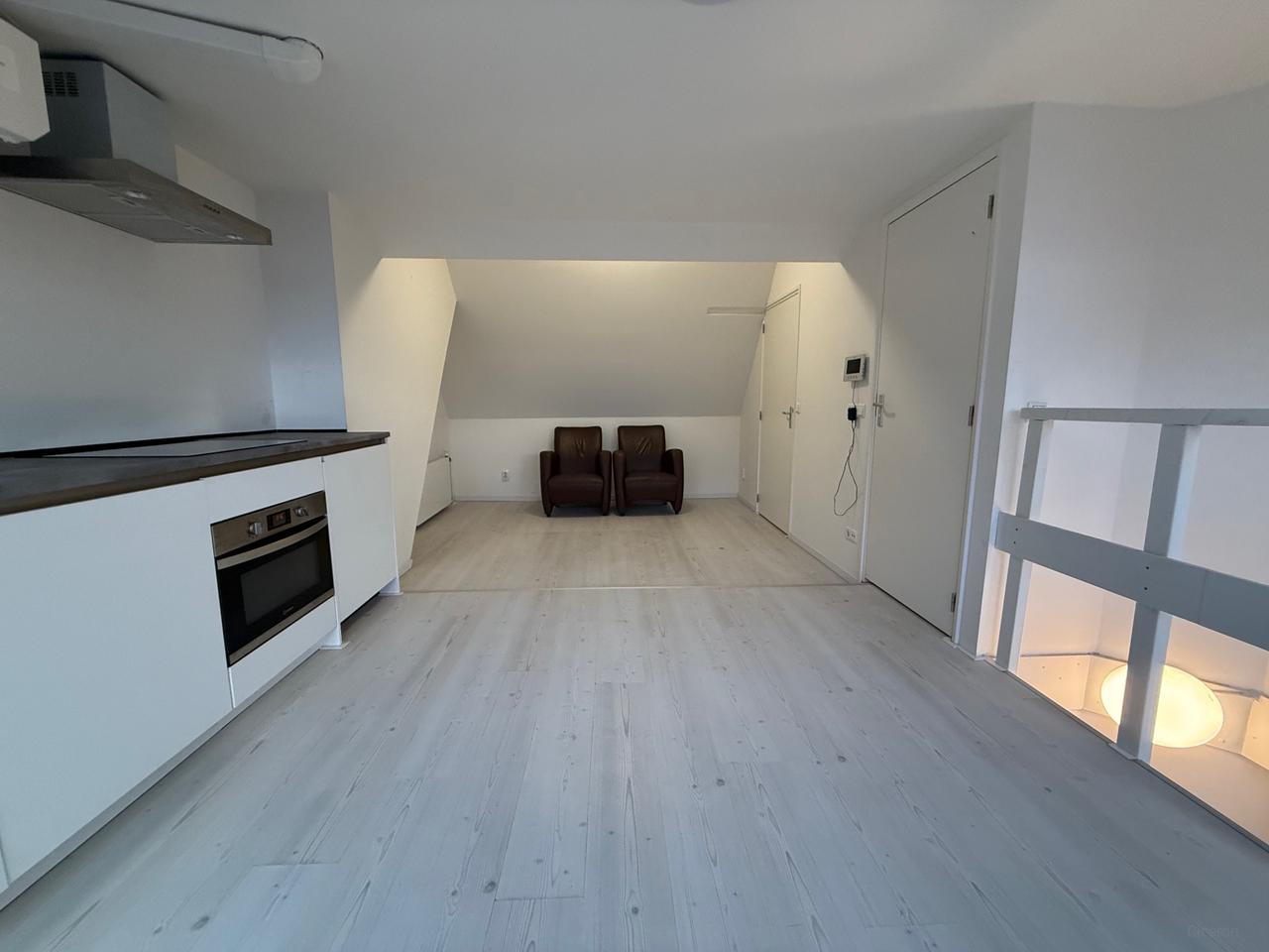 Lichte studio met grote ramen in Zeeheldenbuurt - Afbeelding 4