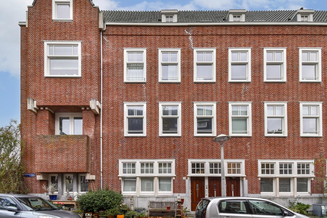 Hoekappartement met 2 balkons in Oud-Zuid - Afbeelding 1