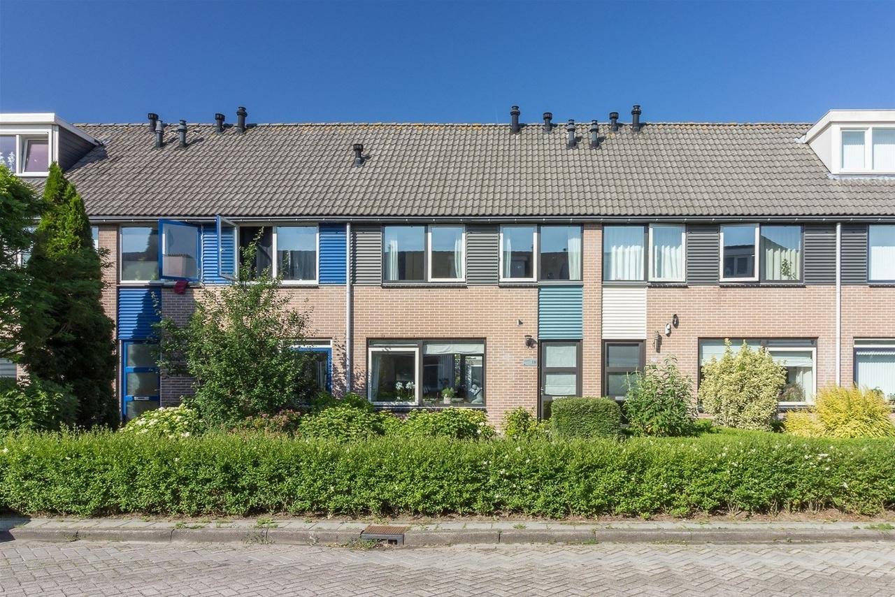 Terraced house with sunny garden in Hoorn - Image 1