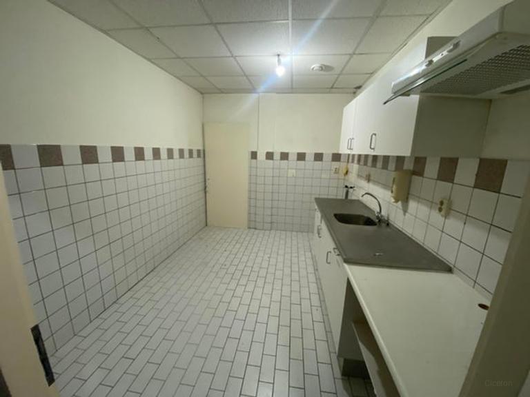 Apartment with garden and parking - Image 4