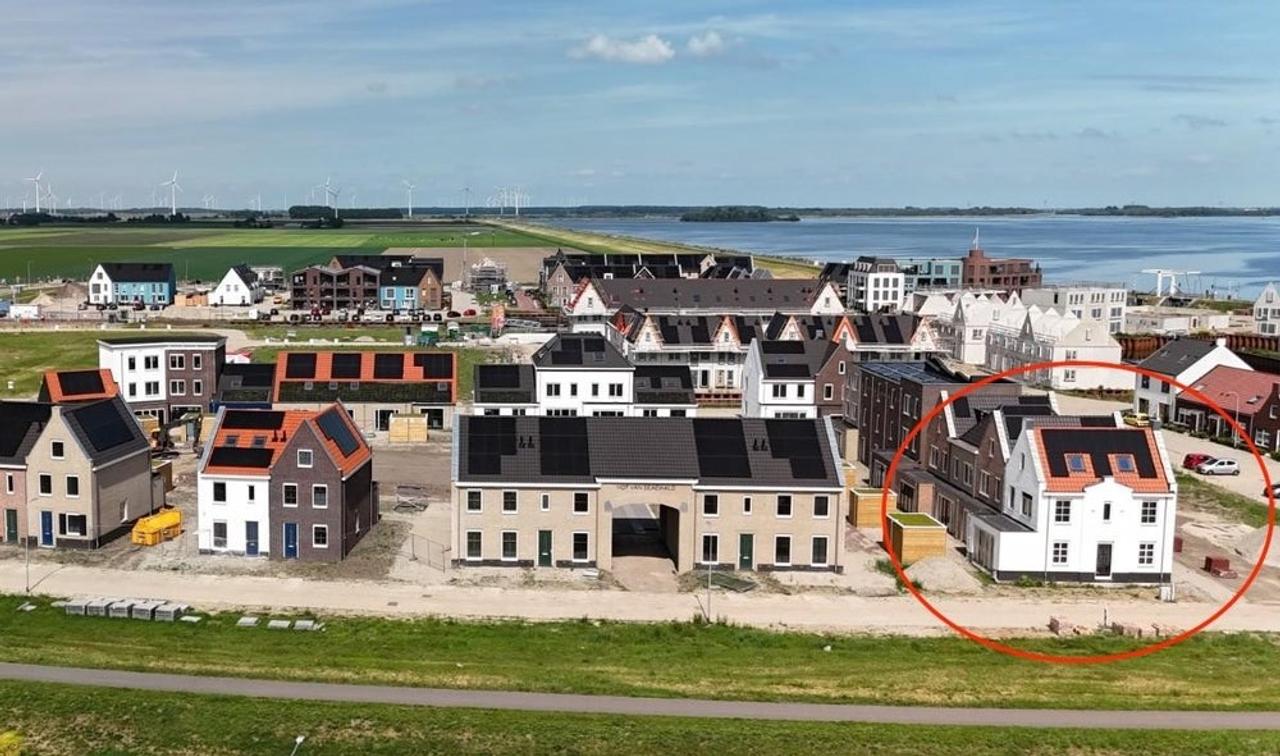 Hoekwoning bij strand in Zeewolde - Afbeelding 1