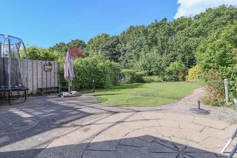 Furnished family home with large garden - Image 2