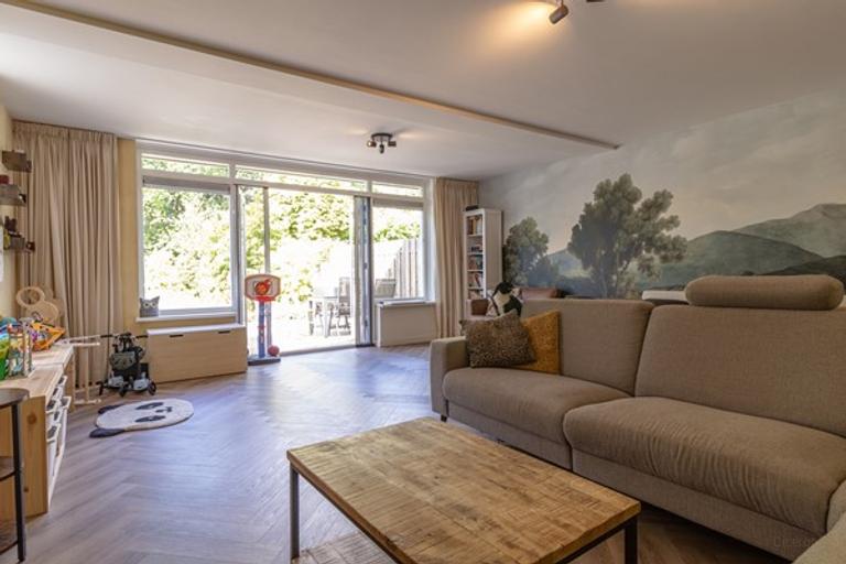 Furnished family home with large garden - Image 4