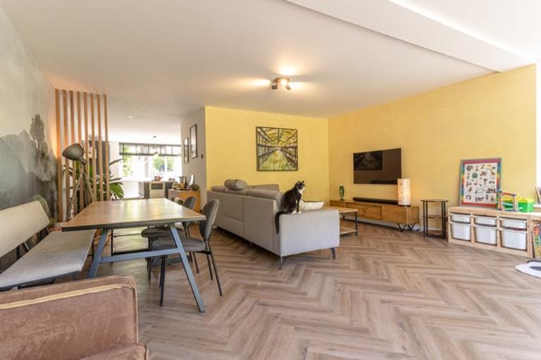Furnished family home with large garden - Image 6