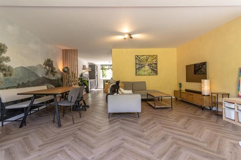 Furnished family home with large garden - Image 7