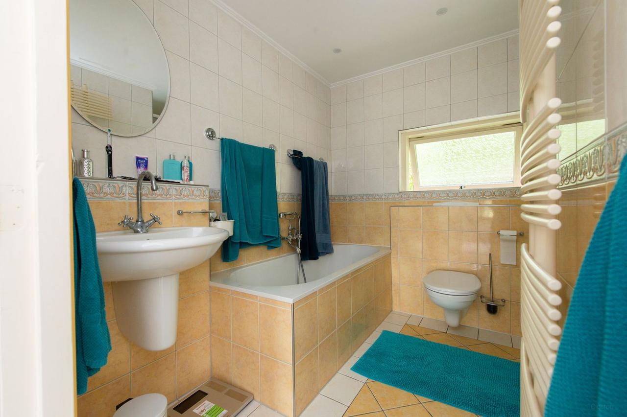 Furnished house with garden in the city center - Image 4