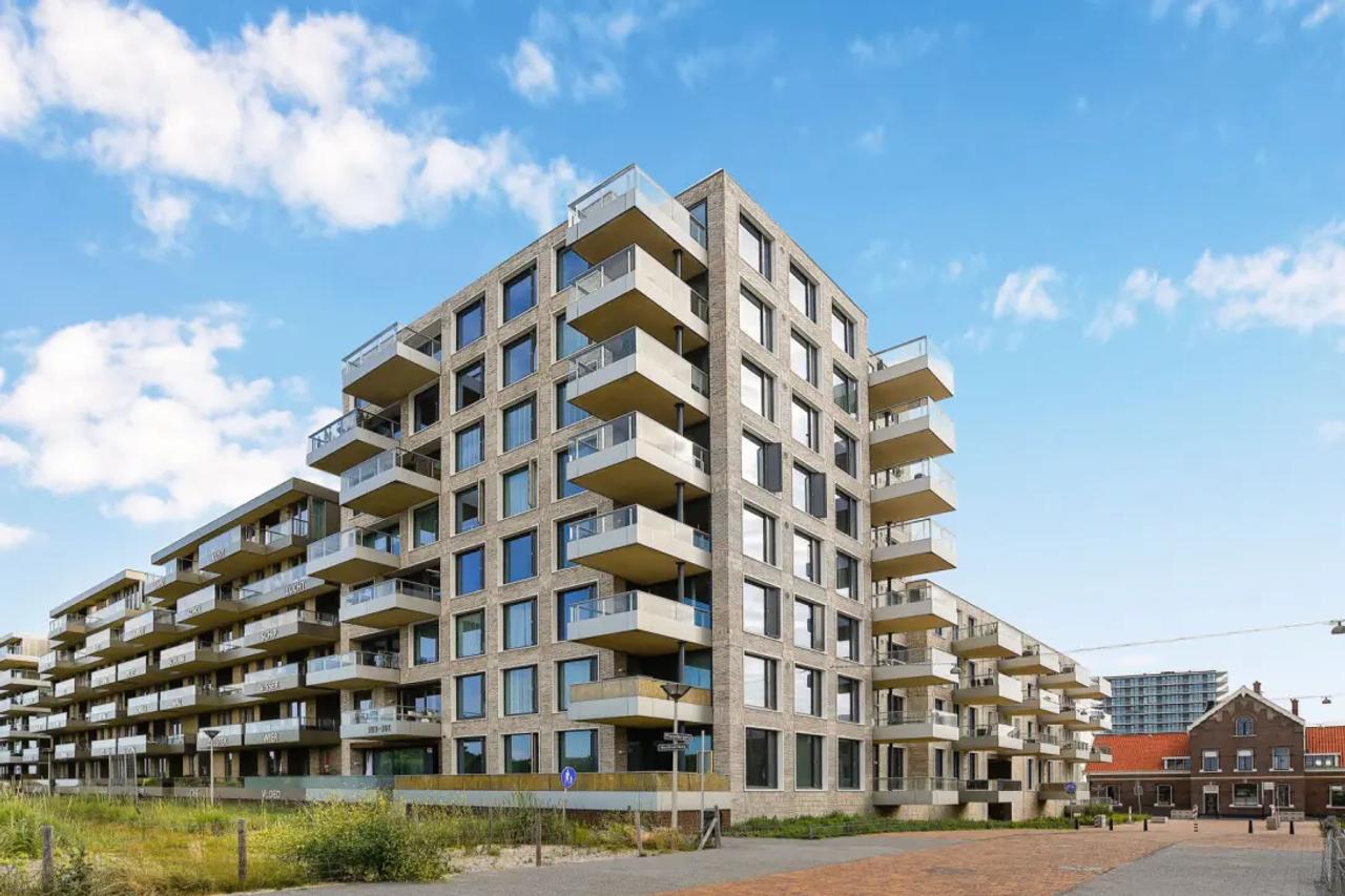 Begane grond bij strand met parkeerplek - Afbeelding 2