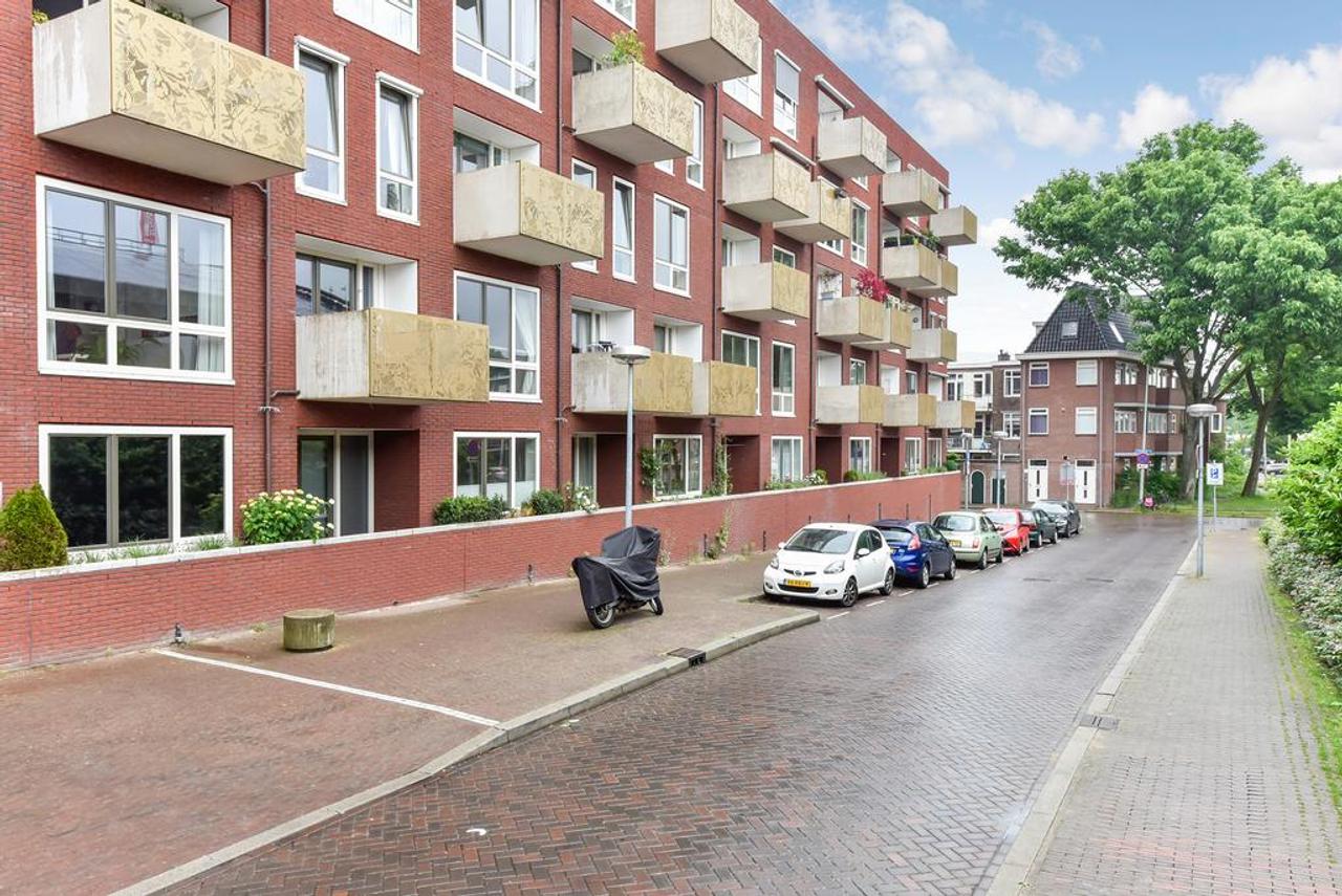 Corner apartment with balcony and parking space - Image 1